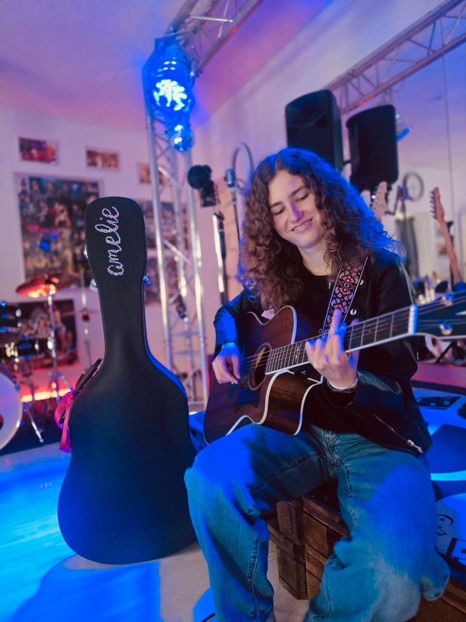 Amy mit Gitarrenkoffer